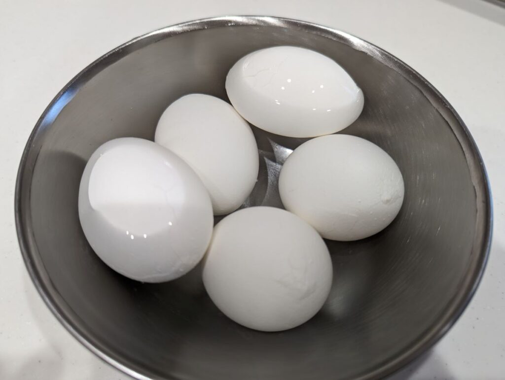 ゆで卵を冷水につけて冷ます